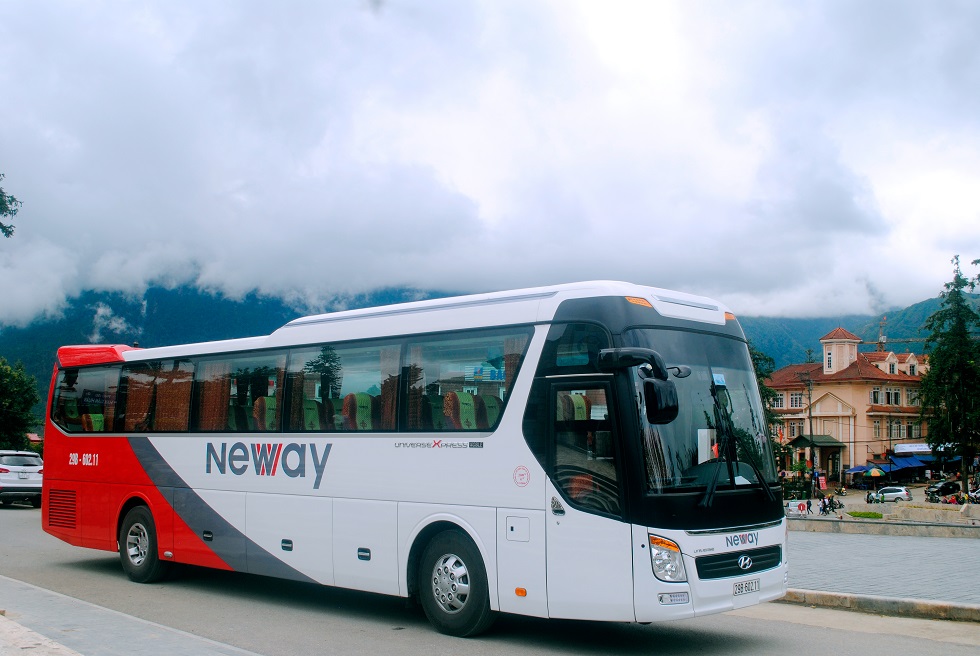 Xe bus Newway 2 màu trắng đỏ to đẹp di chuyển từ Hà Nội đến Tam Đảo