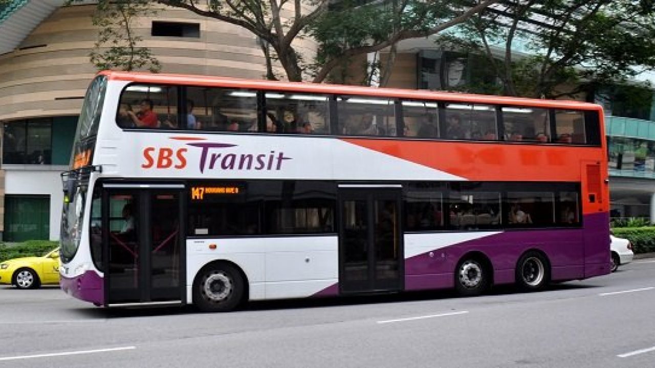 Xe bus SBS Transit 2 tầng có 4 màu chủ đạo trắng, đen, đỏ cam, tím đang di chuyển