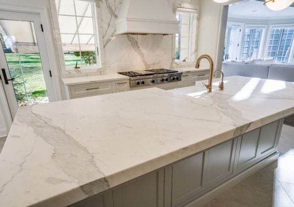 Đá ốp bàn bếp cẩm thạch (đá marble) có giá rẻ hơn đá granite