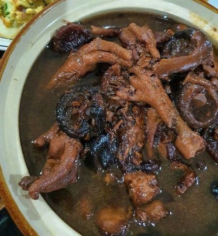 CHÂN GÀ HẦM ĐẬU ĐEN CỦ SEN