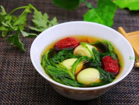 Ăn trứng hầm lá ngải cả cành rất tốt cho trứng và tử cung của phụ nữ