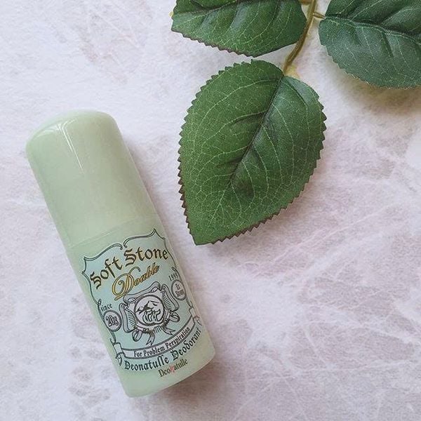 Lăn Khử Mùi Soft Stone W Double Deodorant Color Control Đá Khoáng Xanh 20g