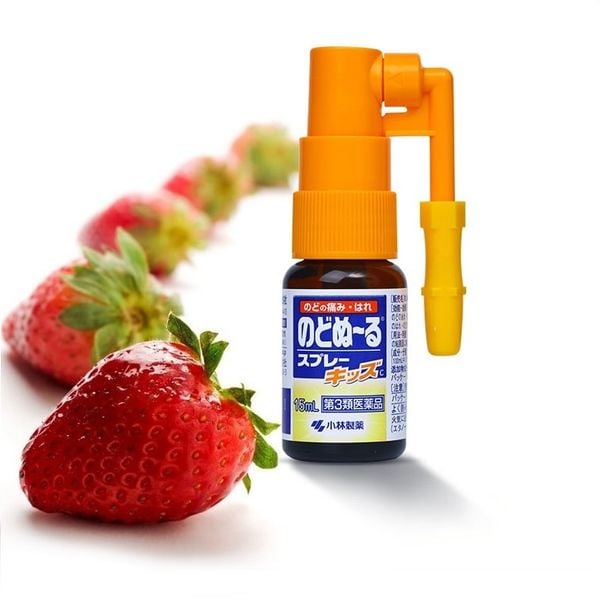 Xịt họng trị ho, viêm họng vị dâu Kobayashi 15ml