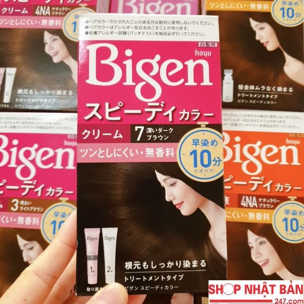 Thuốc nhuộm tóc phủ bạc Bigen Speedy Color Cream cho bạn một trải nghiệm nhuộm tóc nhanh chóng và dễ dàng. Sản phẩm được sản xuất tại Nhật Bản với công thức tiên tiến giúp phủ màu bạc mà không gây tổn thương cho tóc. Đặc biệt, sản phẩm còn giúp nuôi dưỡng tóc, tăng cường độ bóng mượt, và giữ màu lâu dài. Xem hình ảnh liên quan đến sản phẩm và trải nghiệm sự thay đổi của mái tóc của bạn.