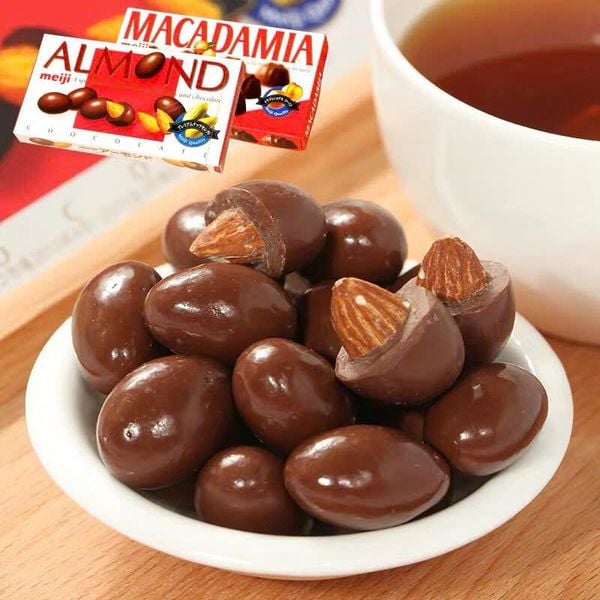 Socola bọc hạnh nhân Meiji Almond 79g