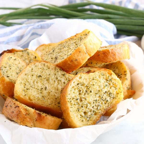 Cách làm Bánh Mì Bơ Tỏi bằng nồi chiên không dầu không cần lò nướng