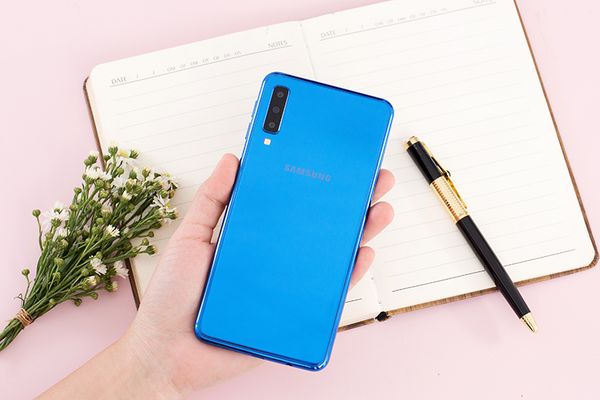 samsung-galaxy-a7-2018-thiet-ke