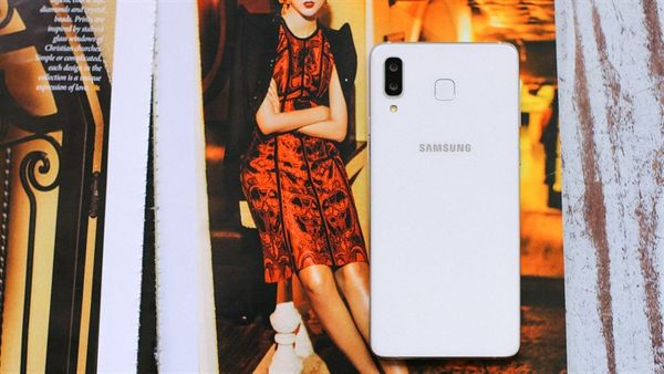 samsung-a8-star-thiet-ke