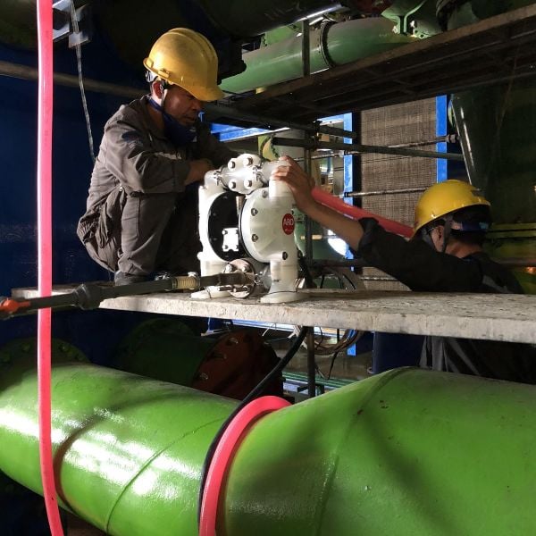 Hình ảnh công nhân lắp đặt máy bơm chạy tuần hoàn hóa chất