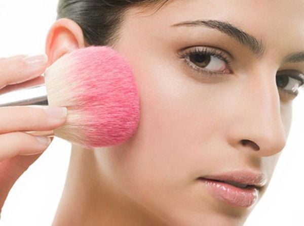 5 món đồ makeup không nên thiếu trên bàn làm việc