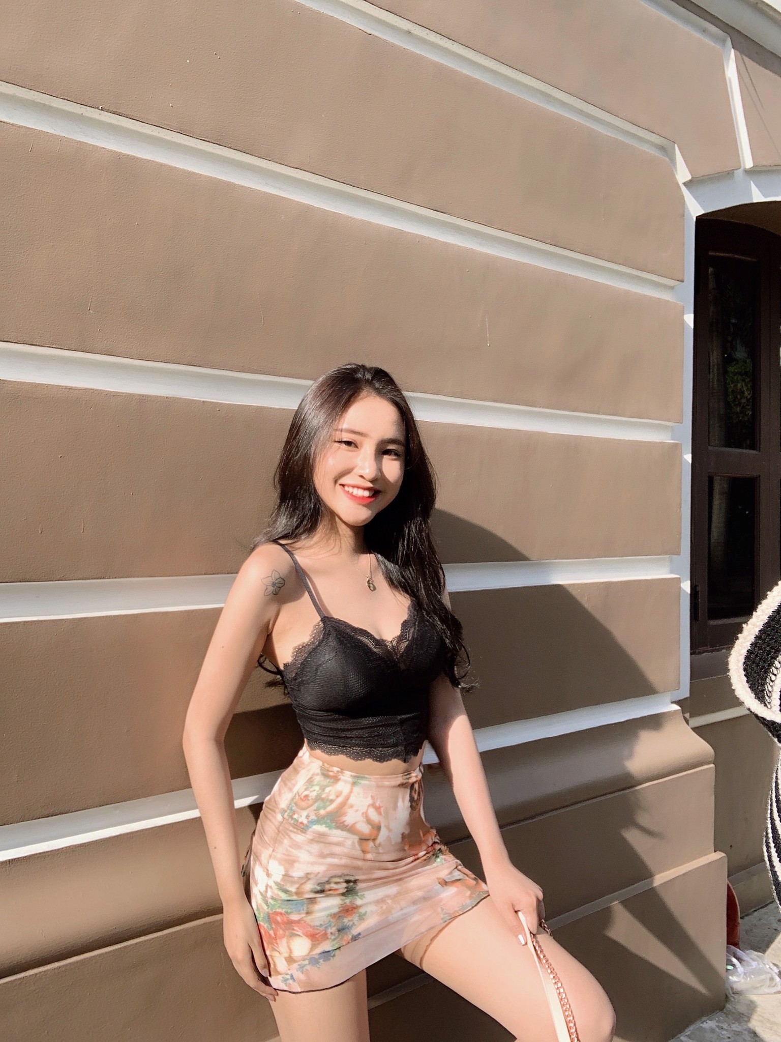 Cách phối đồ với áo bra croptop cực chất dành cho mùa hè