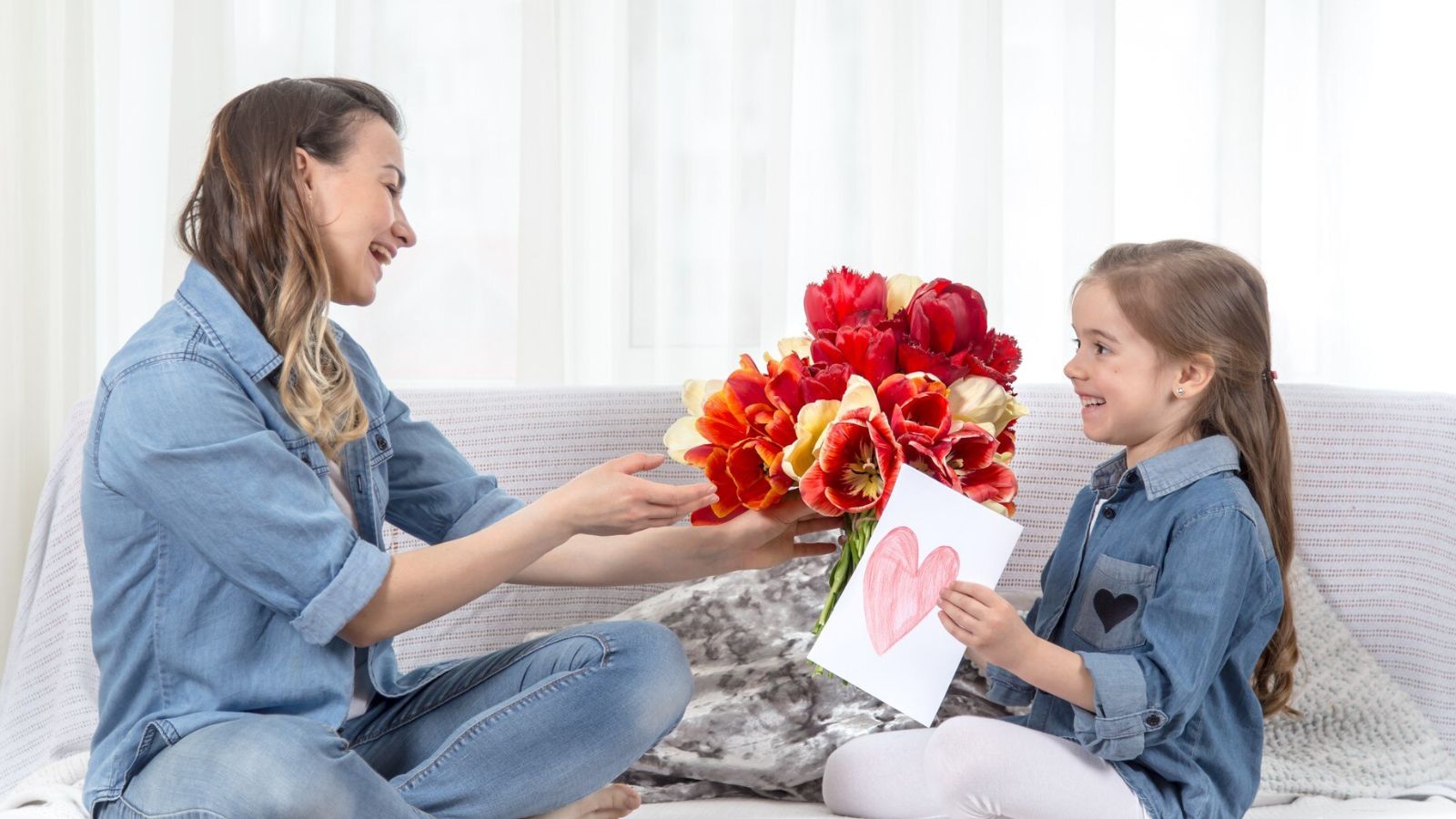 Gợi Ý 15 Món Quà Tặng Mẹ Nhân Ngày Của Mẹ