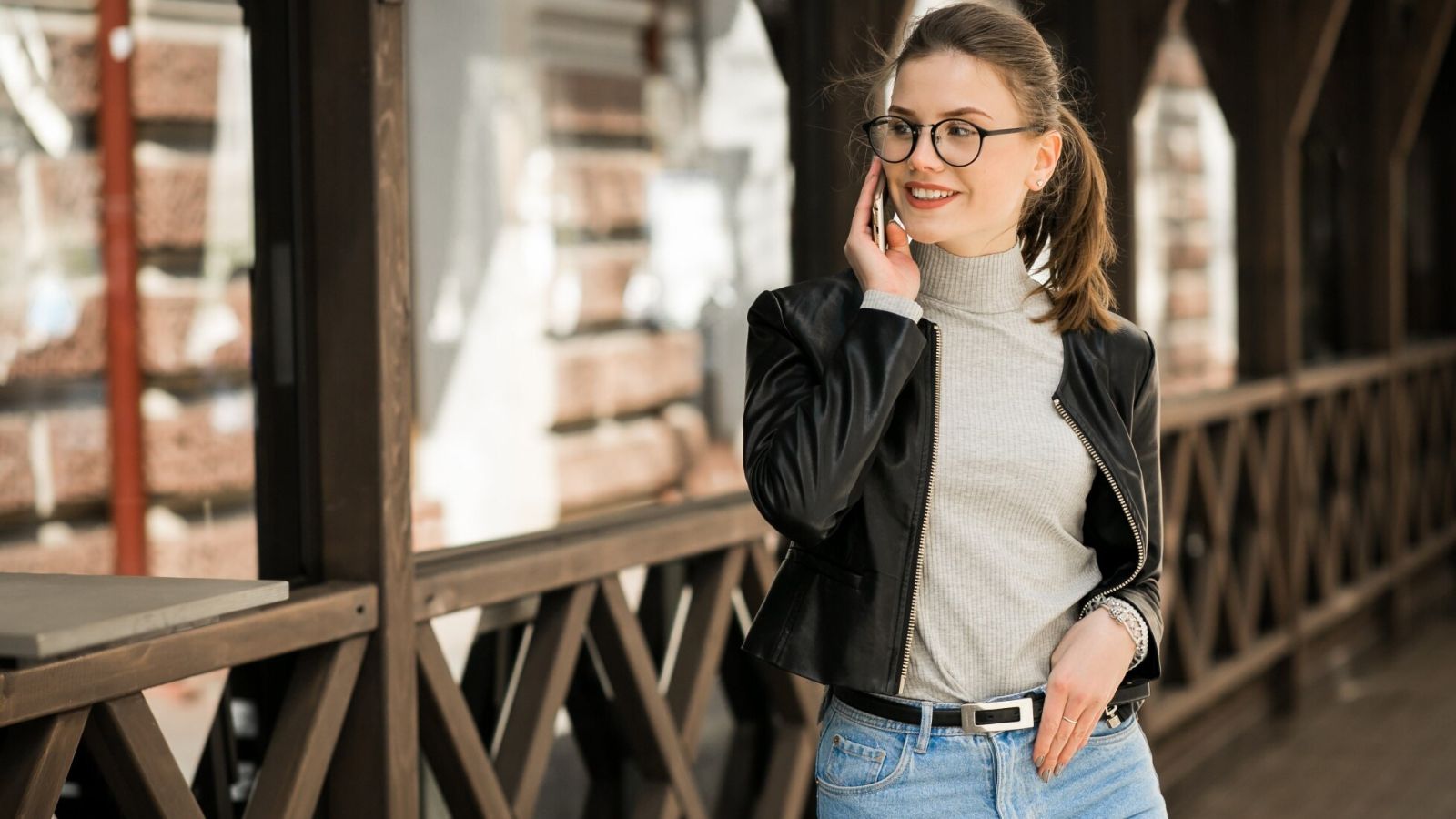5 gợi ý phối áo vest với quần jean nữ trẻ trung cá tính