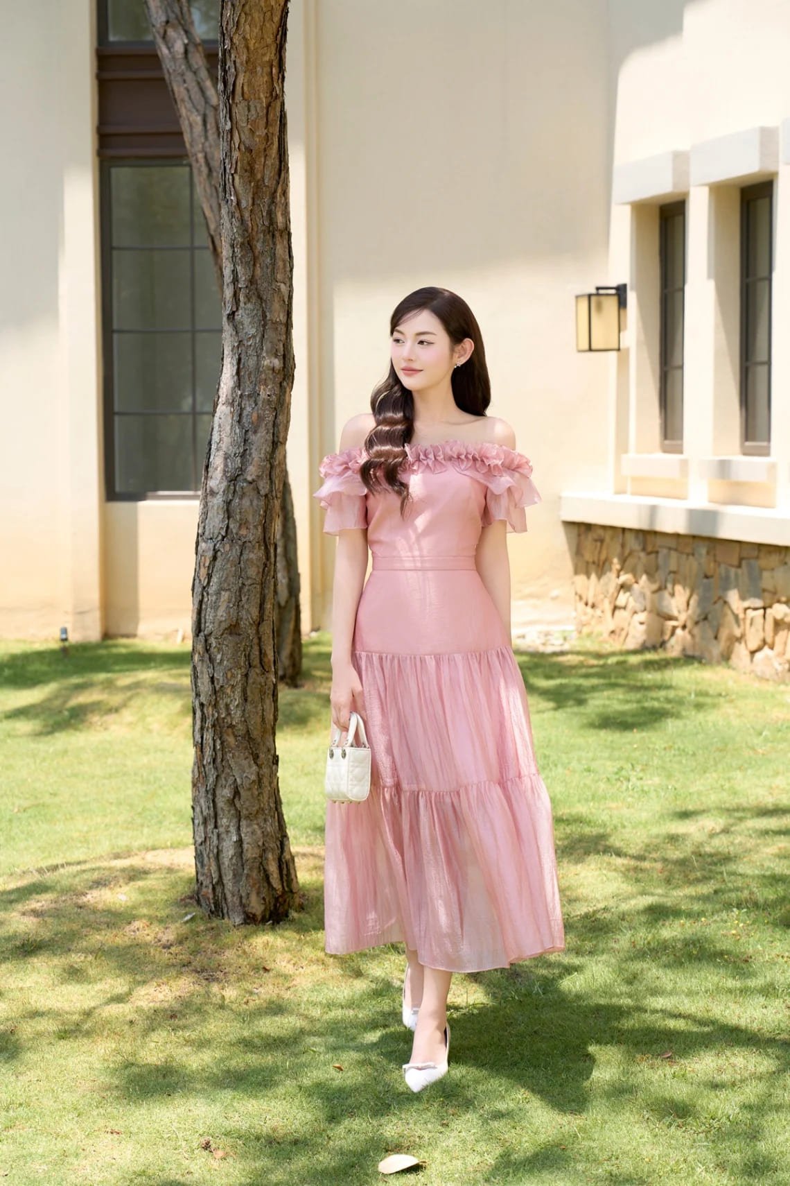 dạo phố mùa hè cùng đầm maxi hở vai