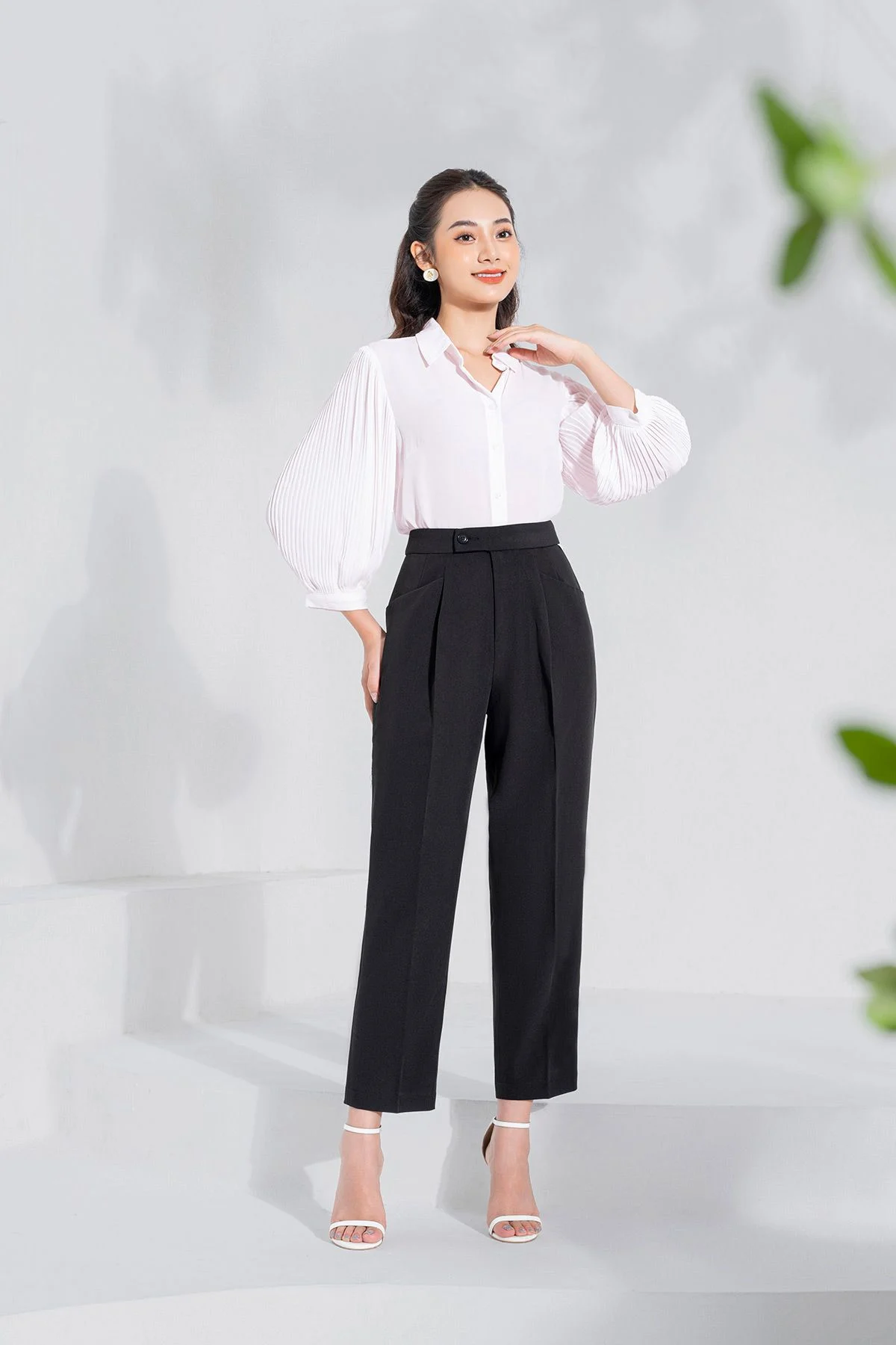 Chọn quần âu phù hợp với chiều cao, dáng người để phối cùng sơ mi trắng