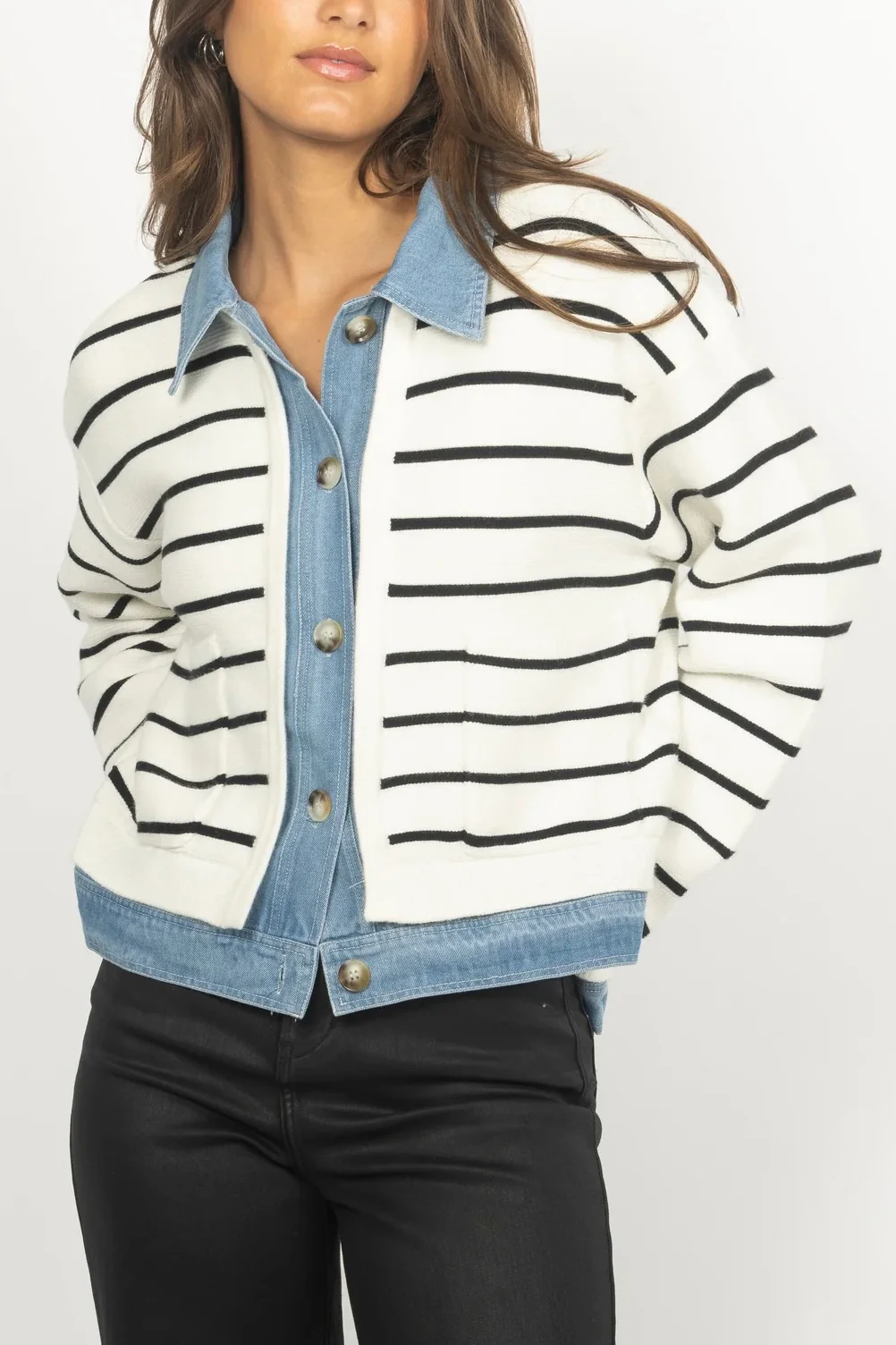 Phối sơ mi xanh dương với áo cardigan tạo lớp layer phong cách