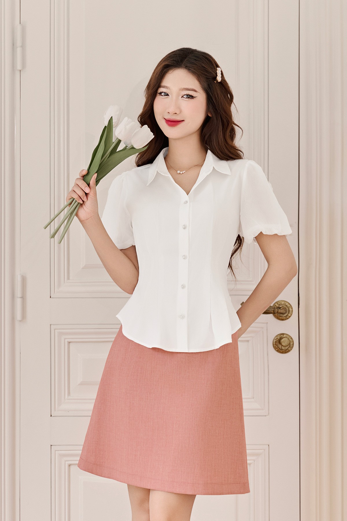 Phối sơ mi với chân váy ngắn trẻ trung, tươi tắn.jpg