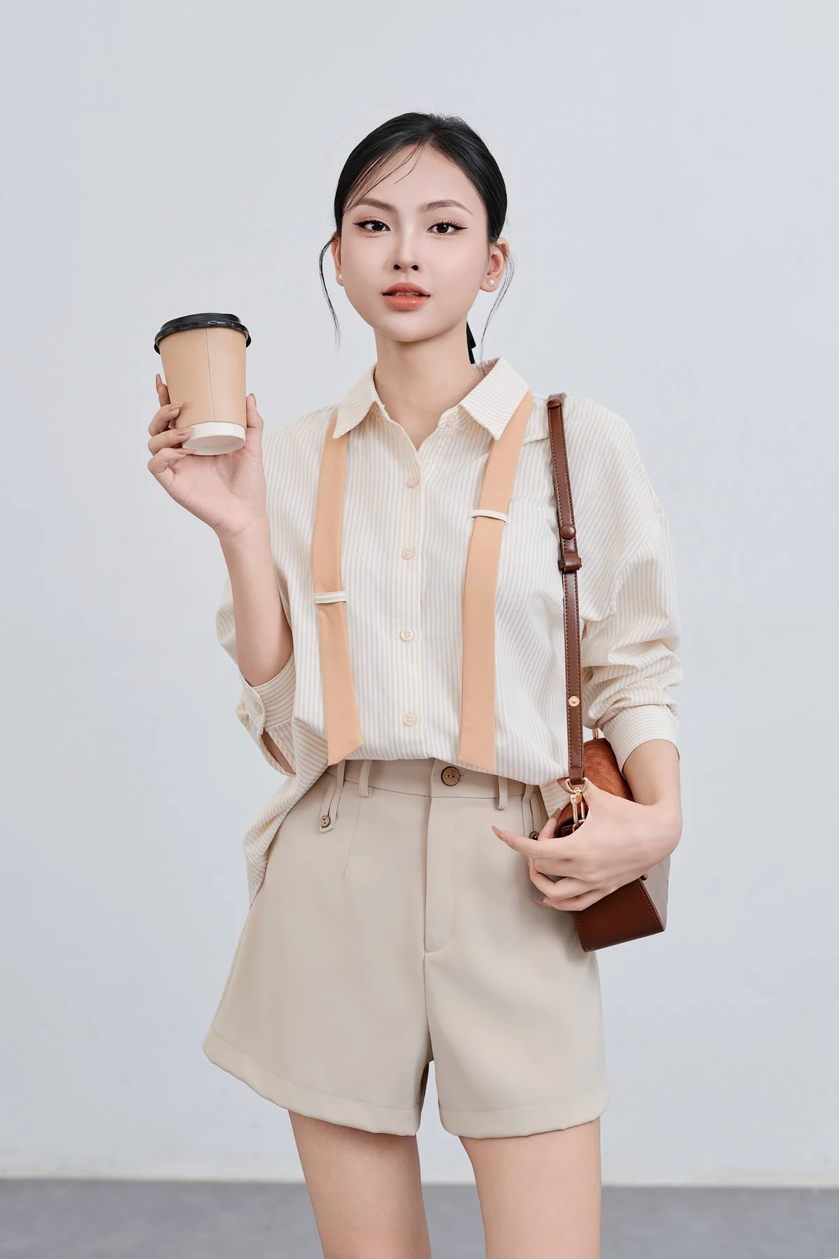 Ví dụ cách phối sơ mi dáng rộng để đi chơi, cafe cuối tuần