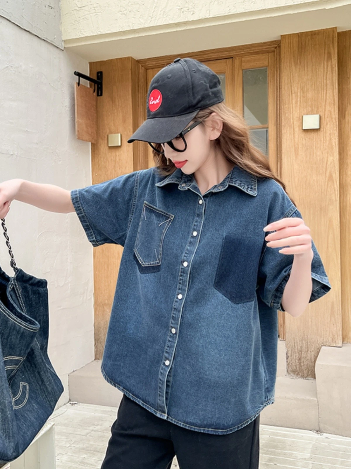 Sơ mi denim dáng rộng trẻ trung, năng động