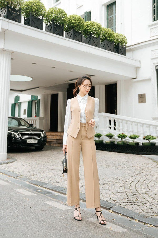 Phối vest gile với sơ mi và quần âu dáng suông