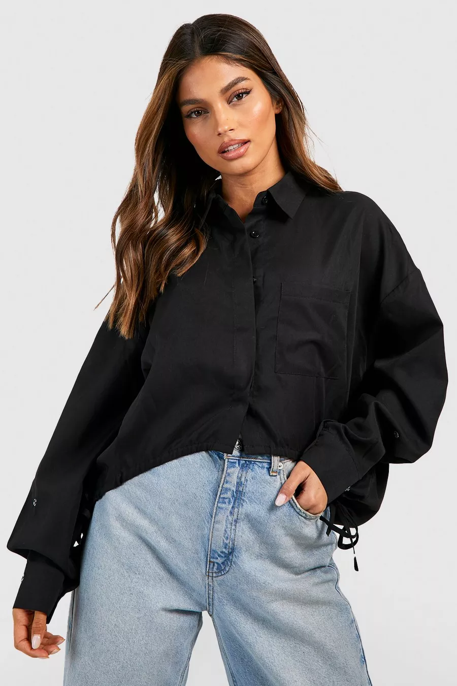 Phối sơ mi đen với quần jeans xanh style casual phóng khoáng