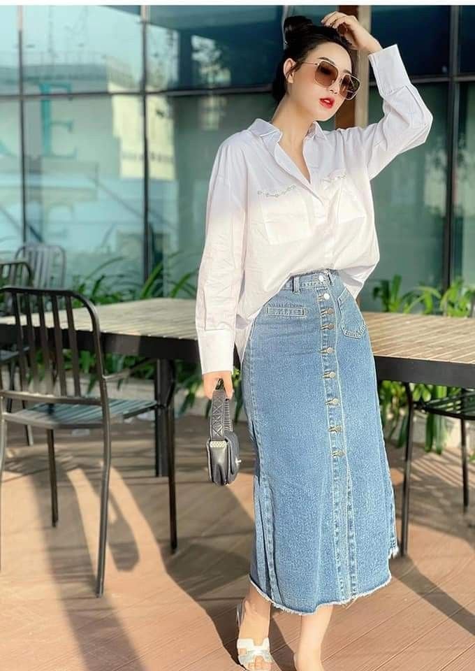 Phối sơ mi với chân váy denim vừa năng động mà vẫn thanh lịch, nữ tính