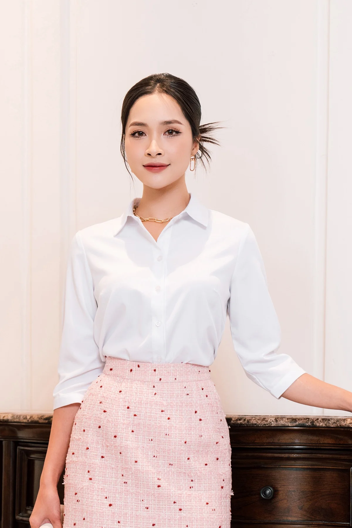 Áo sơ mi trắng kinh điển cân mọi outfit