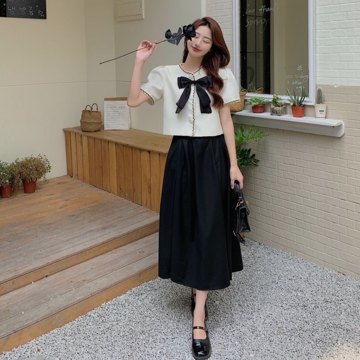 Phối chân váy đen dài với áo croptop trẻ trung