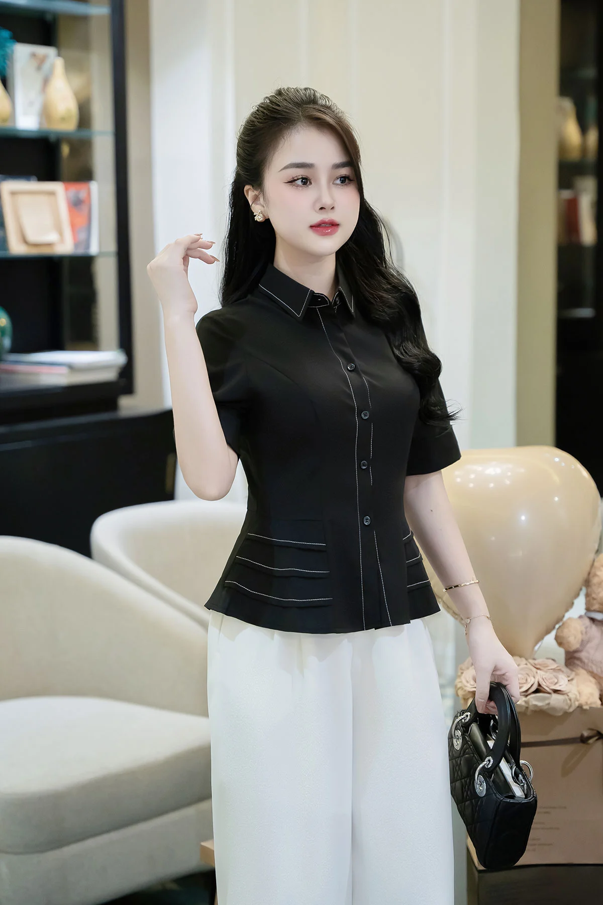 Áo sơ mi đen mang lại cảm giác chuyên nghiệp, sang trọng