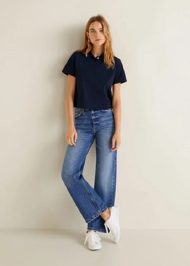 Phối quần jean ống suông với áo T-shirt trẻ trung