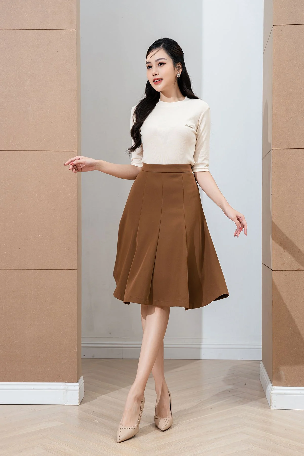 Chân váy nâu socola trầm ấm, sang trọng