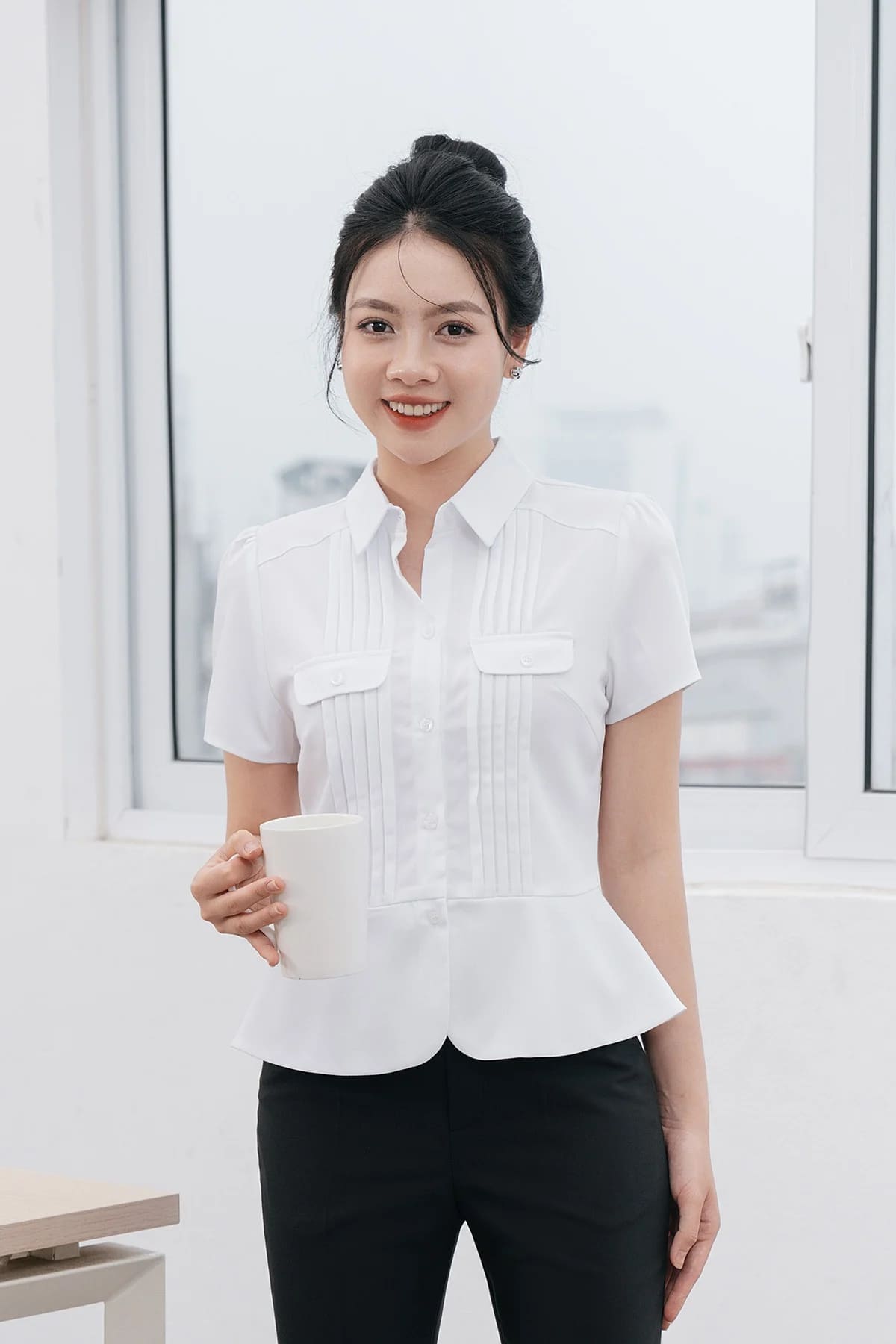 áo sơ mi trắng tay ngắn dáng peplum