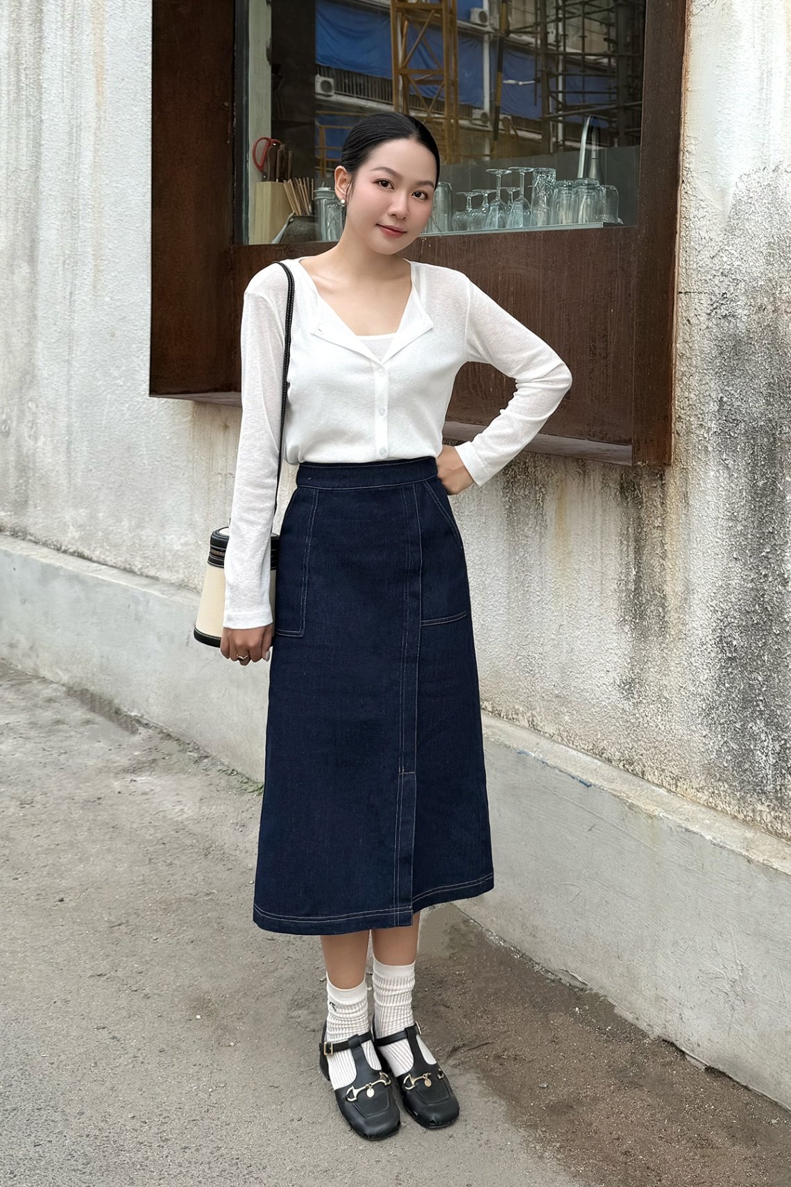 Áo kiểu phối chân váy jean
