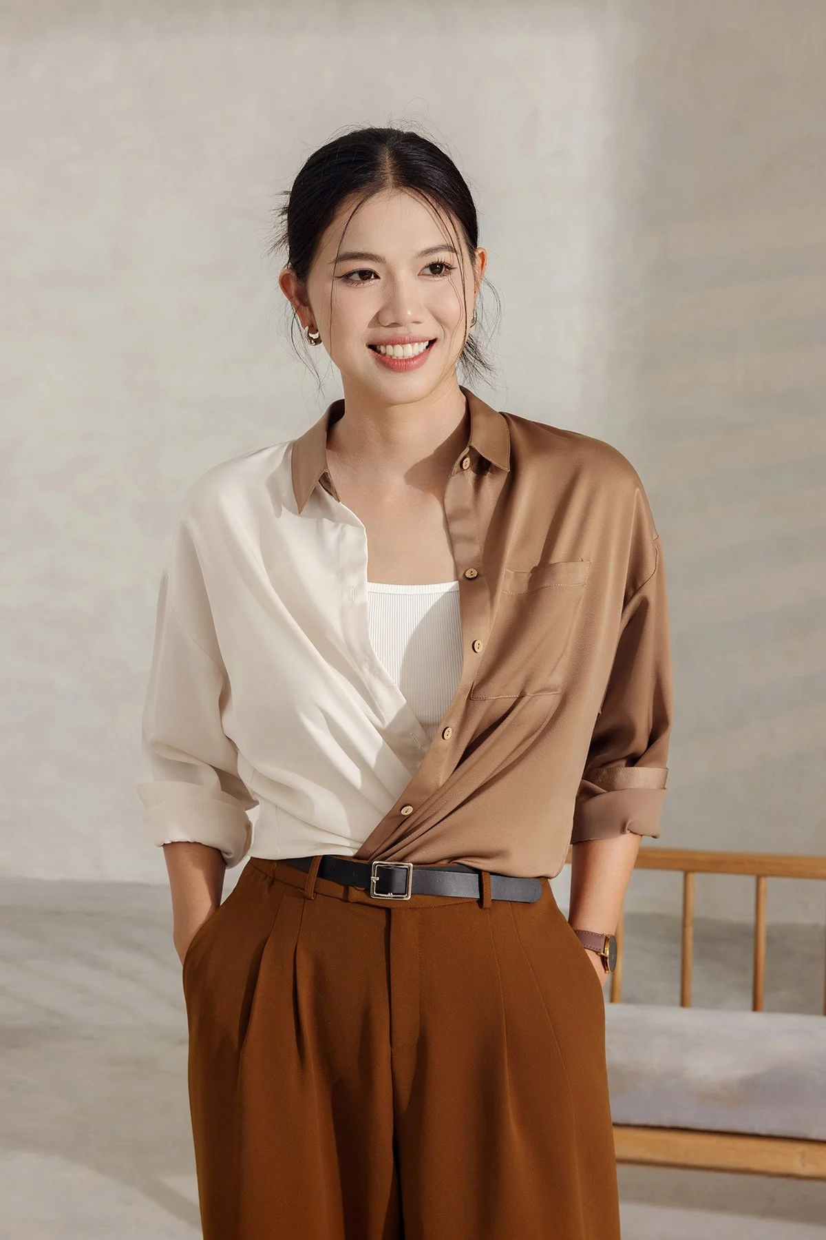 Áo sơ mi dáng rộng phối quần âu