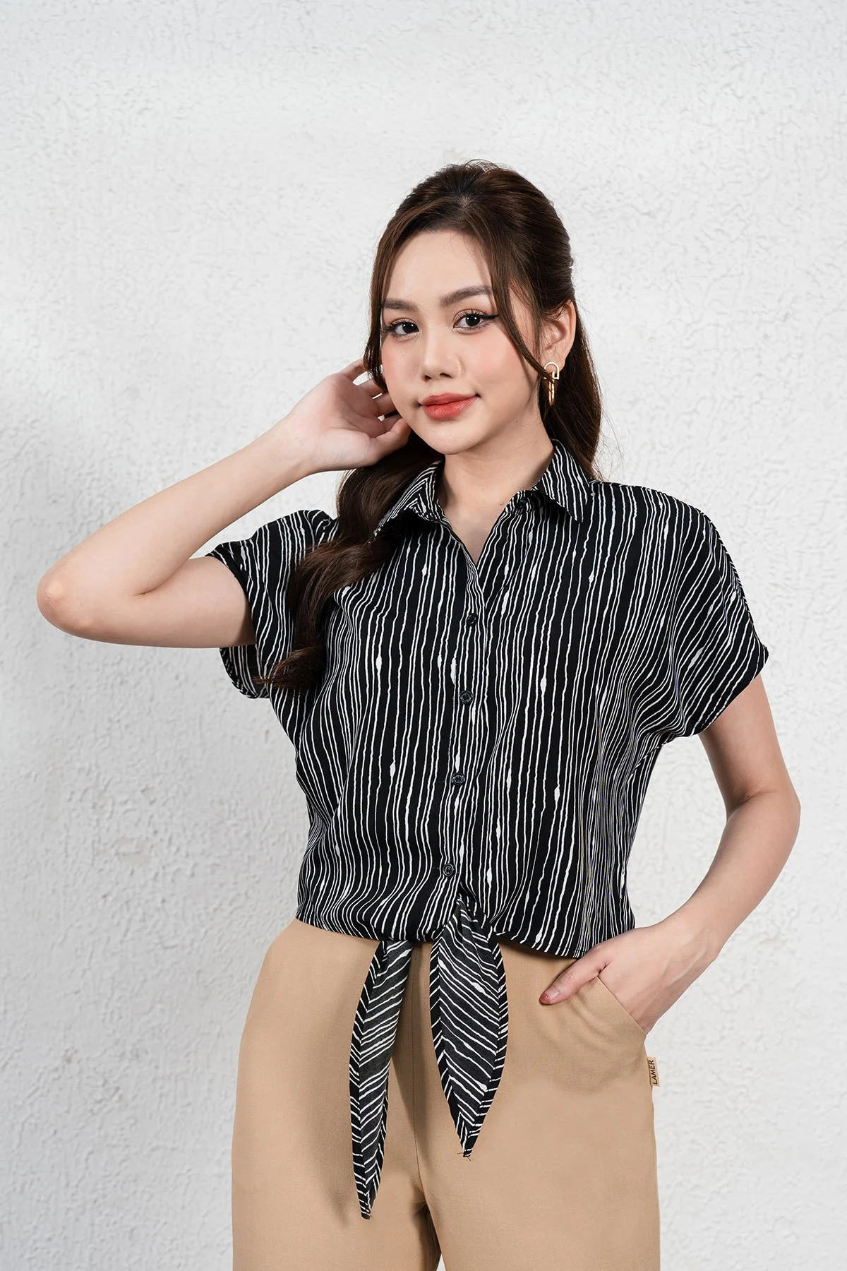 Áo sơ mi đen phối họa tiết kẻ