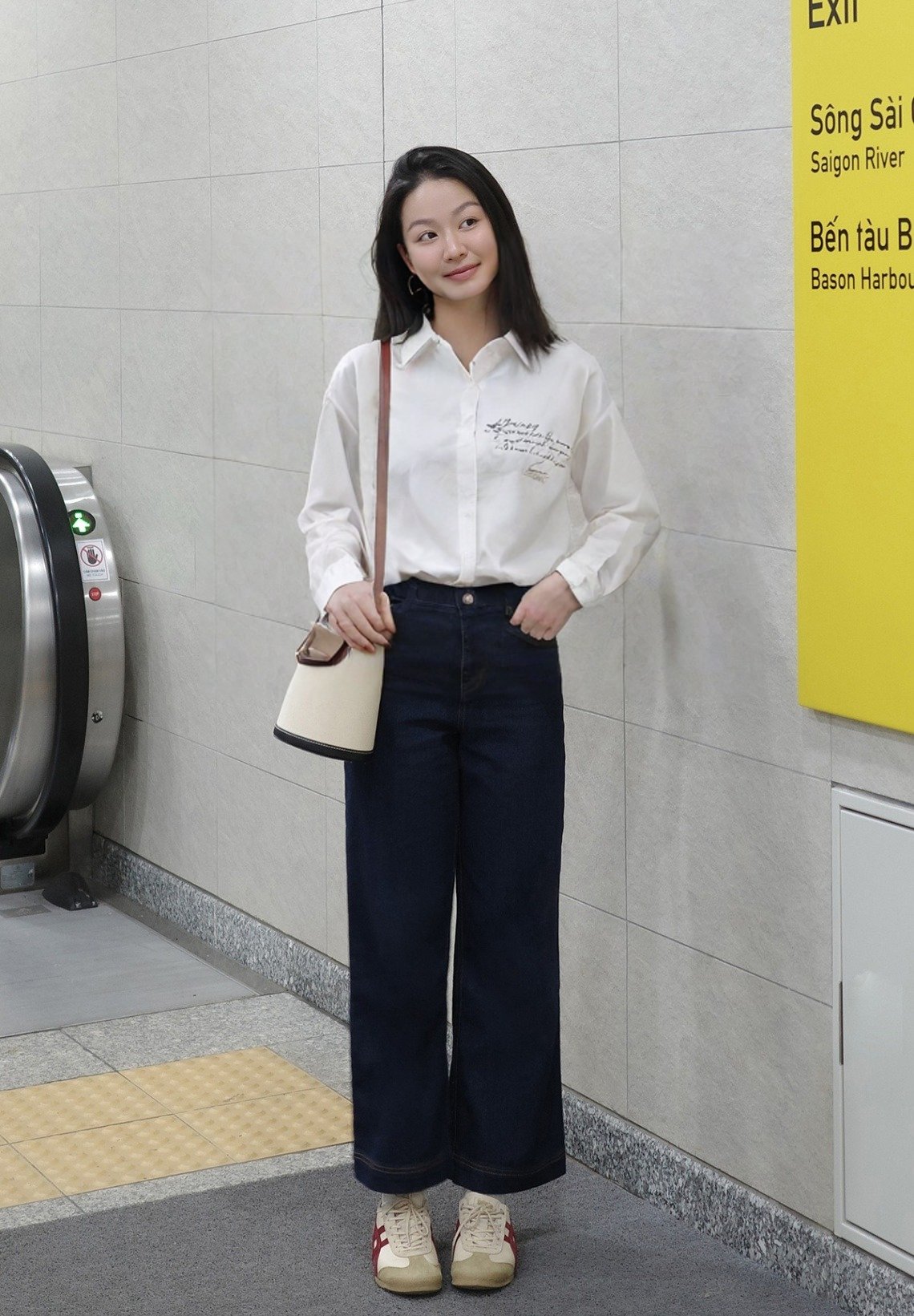Áo sơ mi trắng nữ phối quần jean