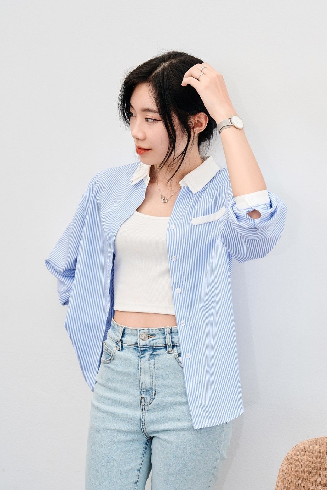 Áo sơ mi xanh dương phối quần jean