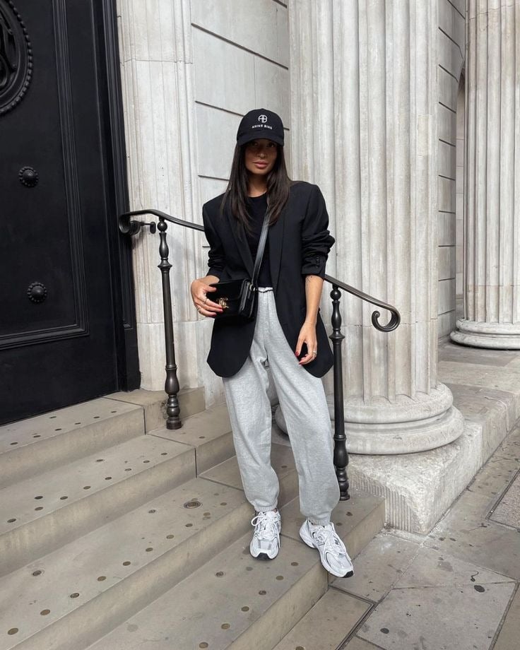 Phối áo vest đen với quần jogger