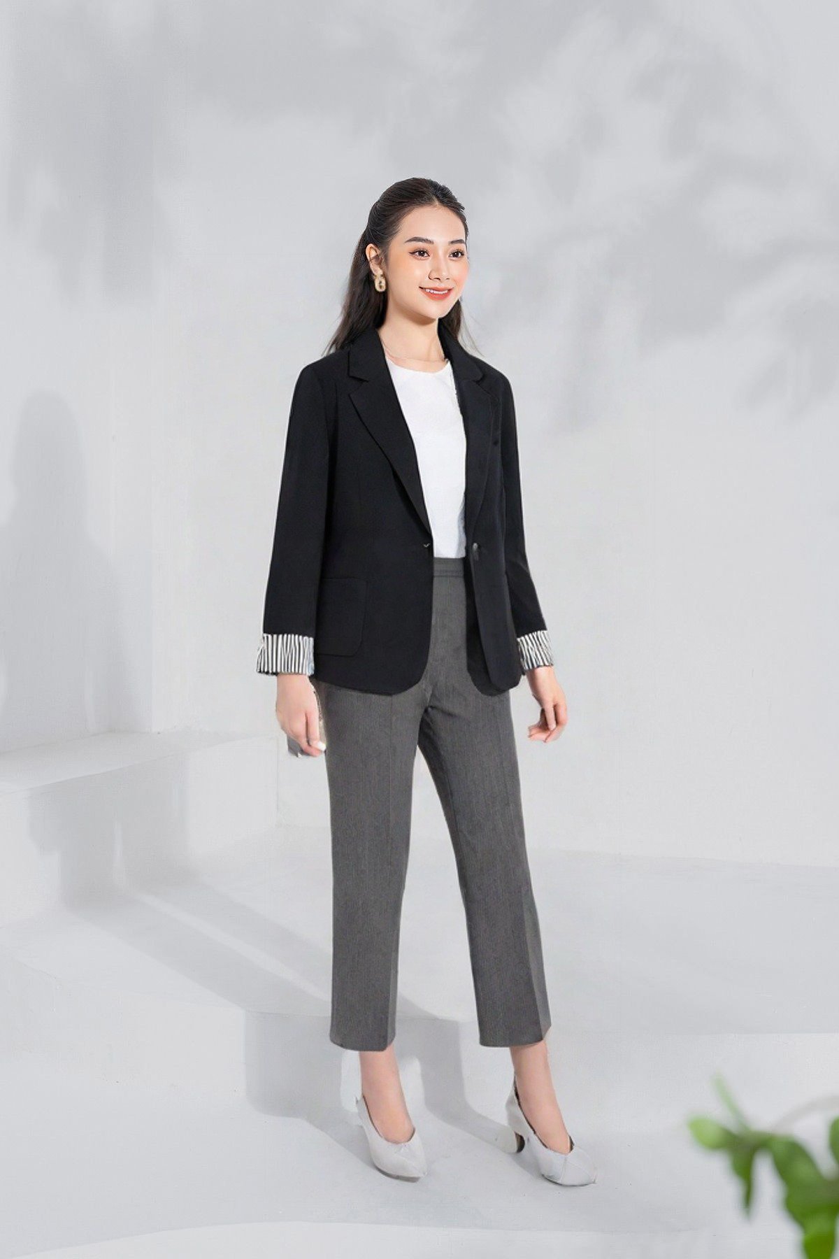 Phối áo vest đen với quần ống suông xám