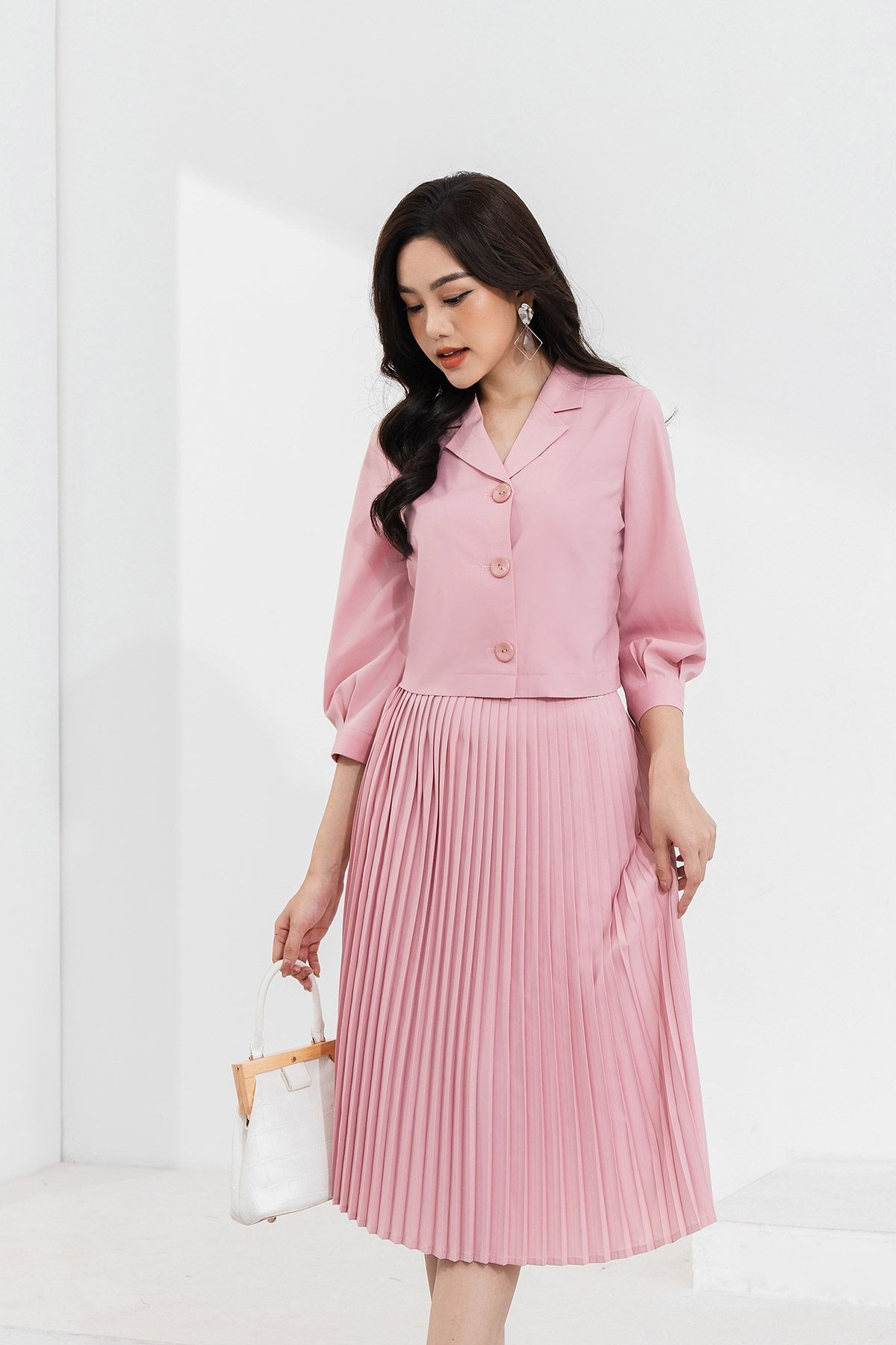 Áo vest nữ ngắn phối chân váy xếp li