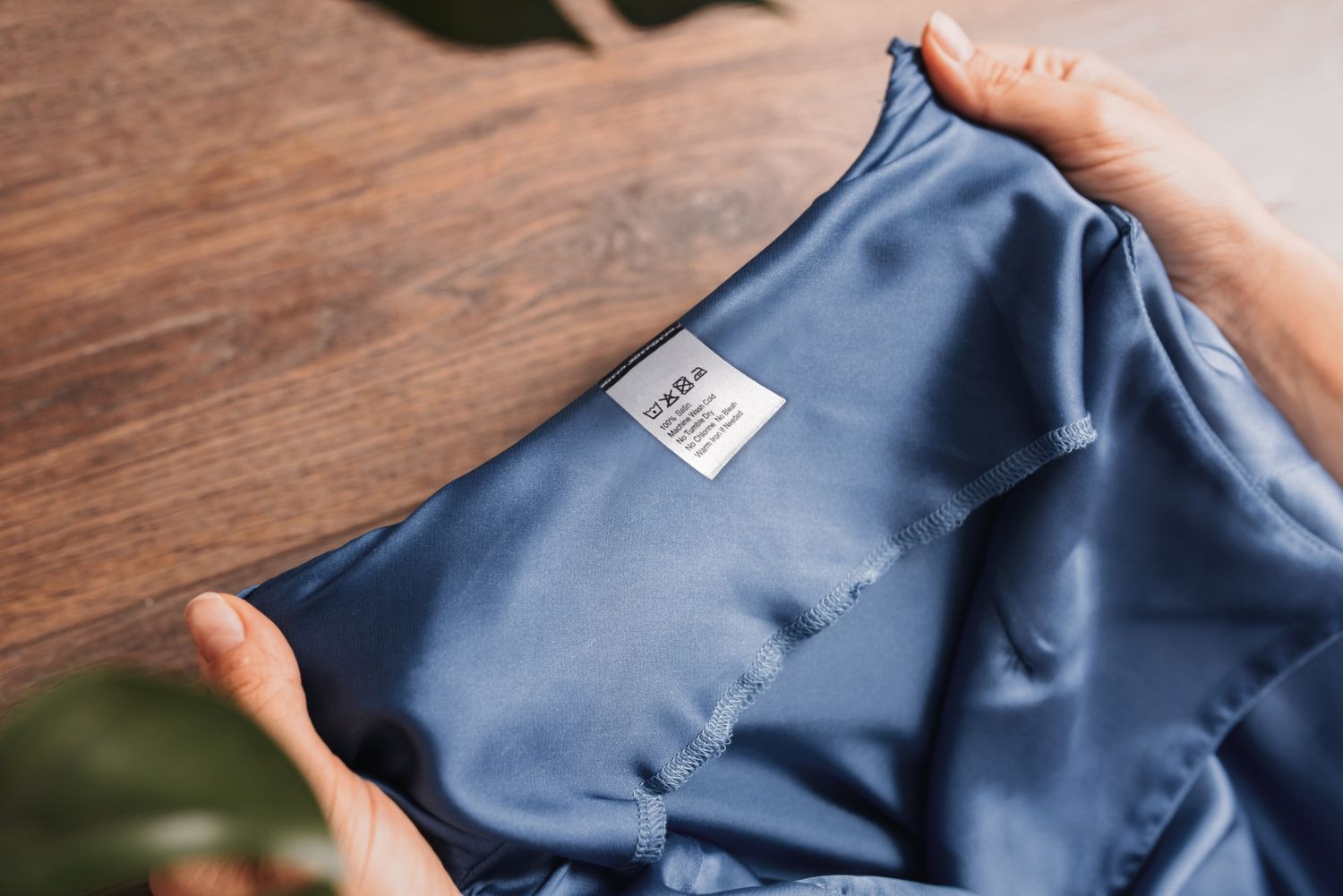 Bảo quản trang phục satin