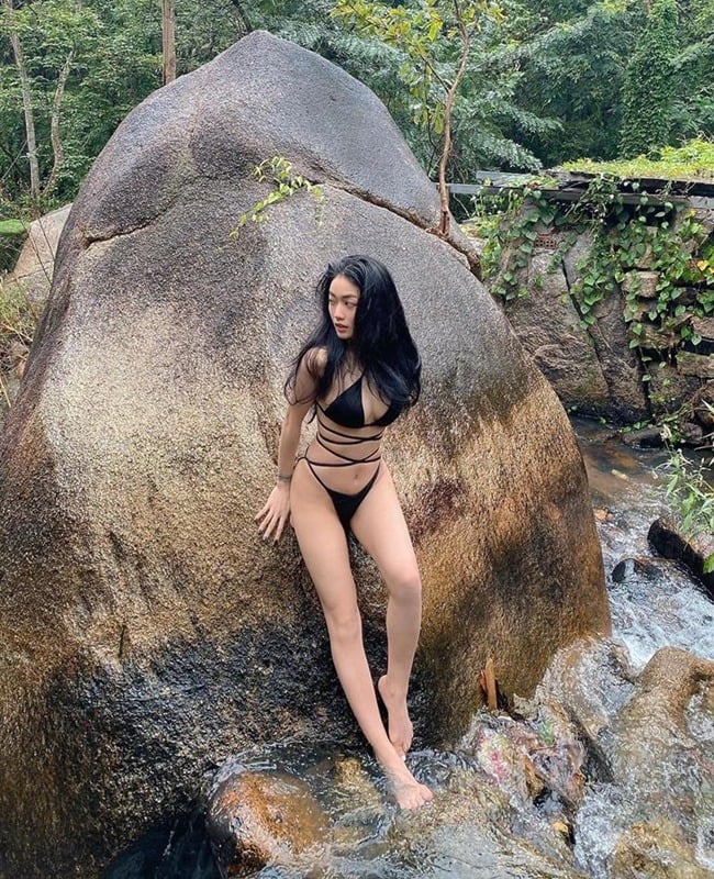 Bikini tắm suối