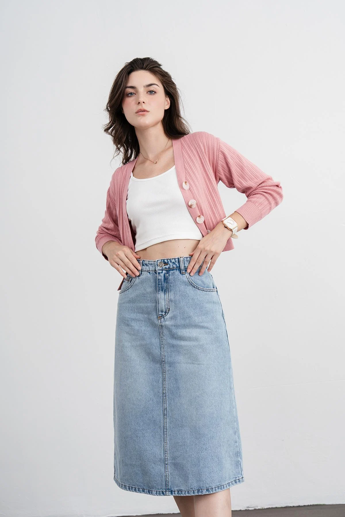 Phối chân váy jean với áo khoác cardigan vừa nữ tính, vừa trẻ trung