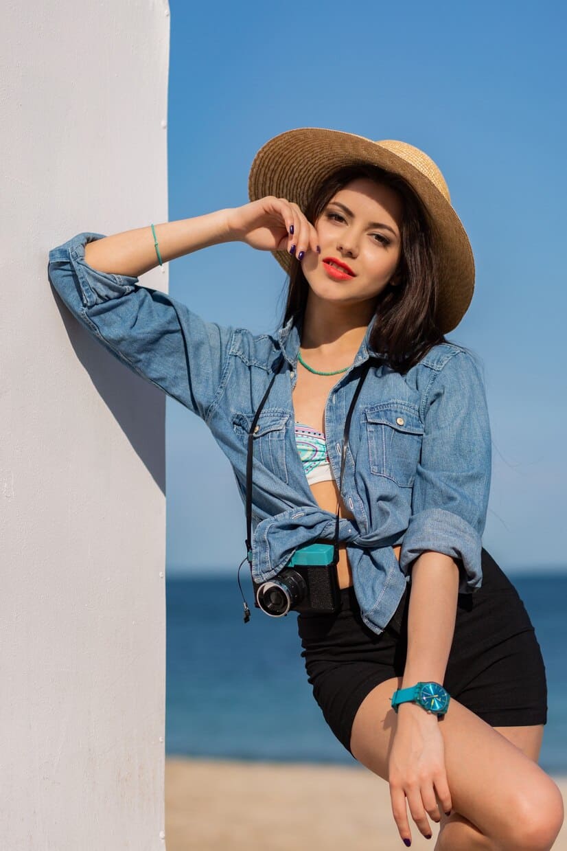 Phối đồ đi biển với bikini, áo jean và short cá tính