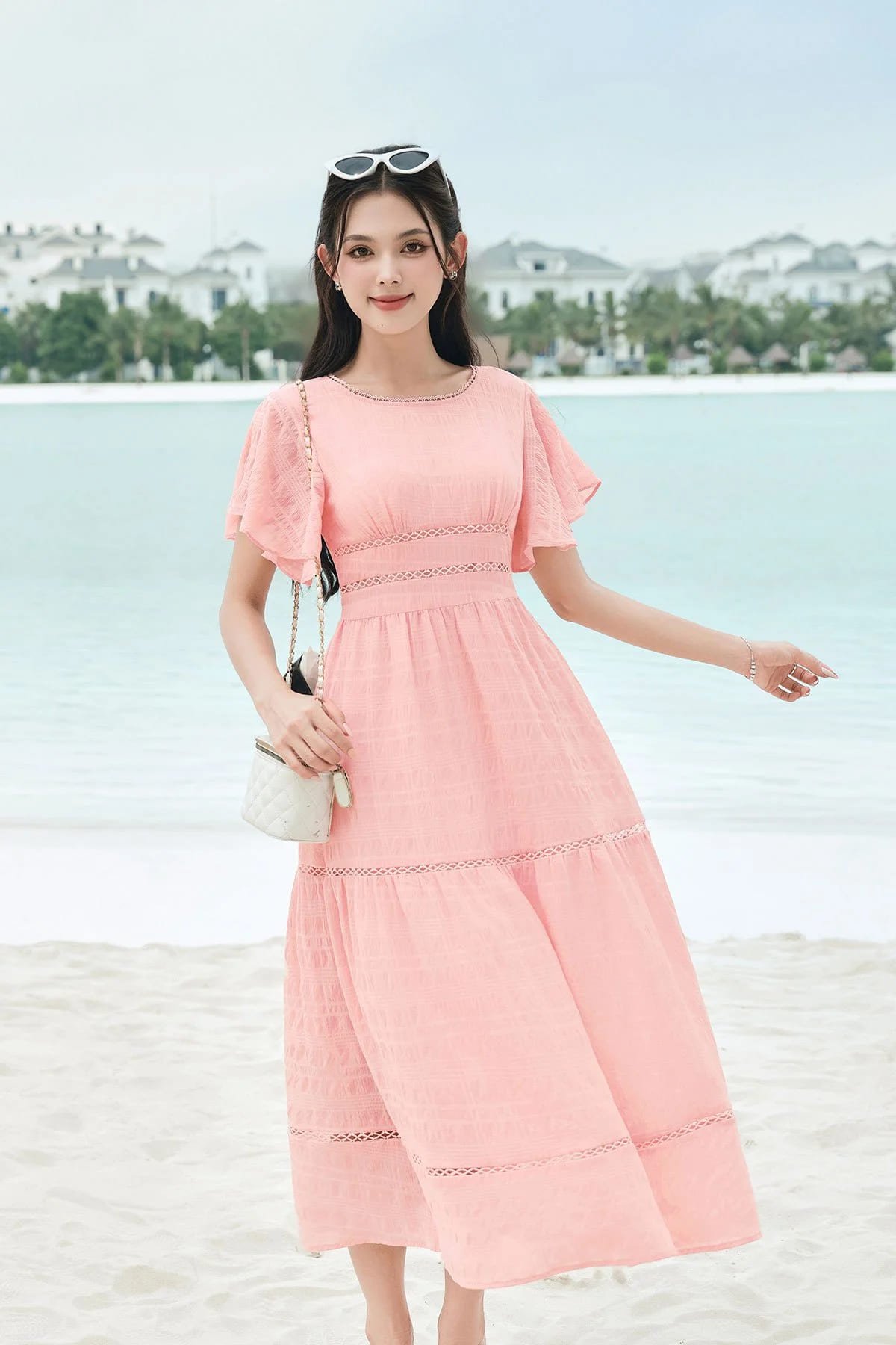 Phối đồ đi biển với đầm maxi cổ tròn nữ tính