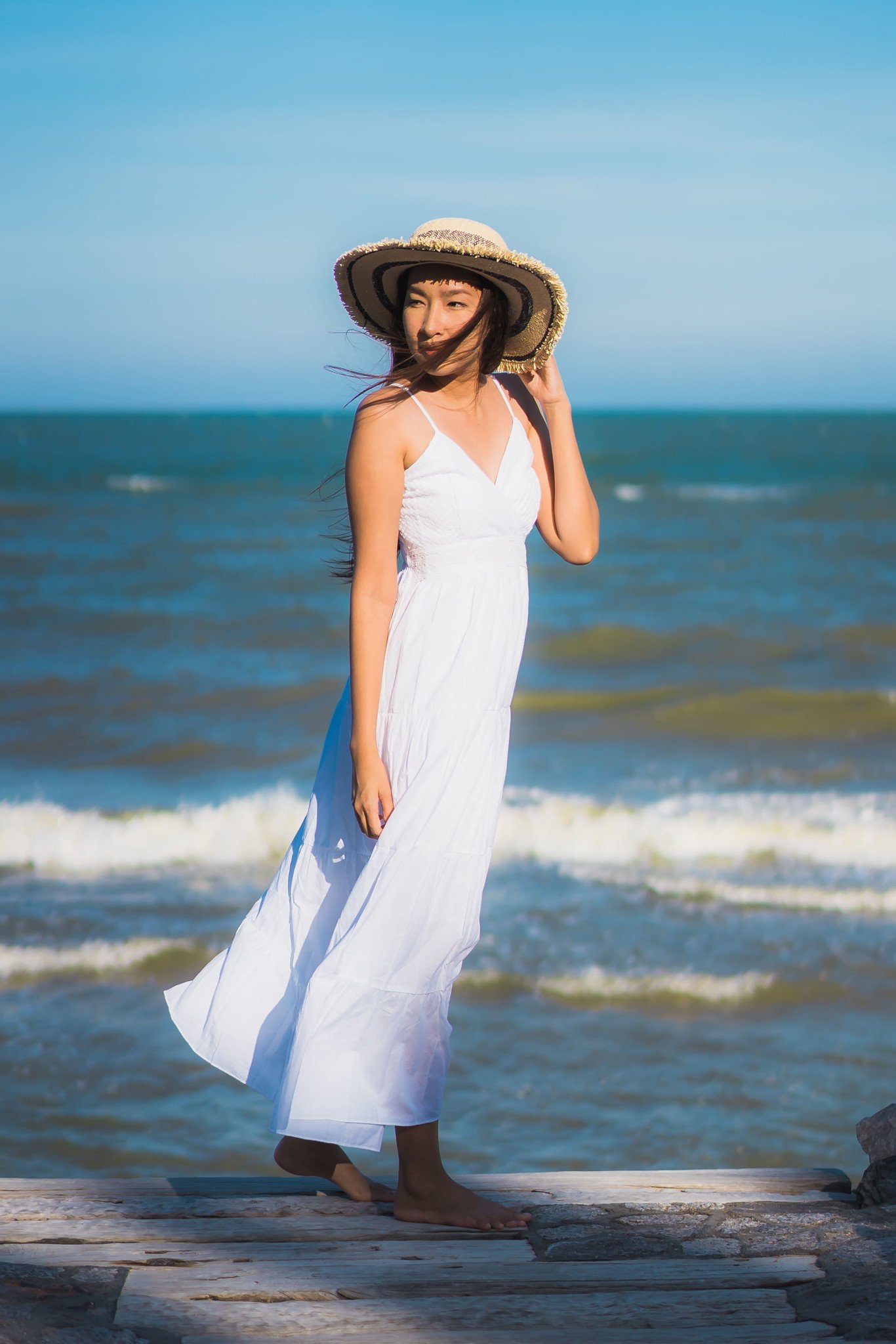 Phối đồ đi biển với đầm maxi hai dây thoáng mát
