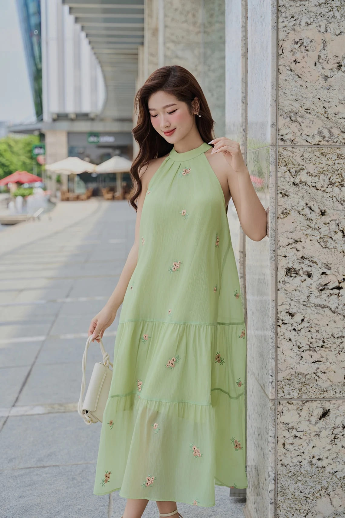 Phối đồ đi biển với đầm maxi dáng yếm trẻ trung