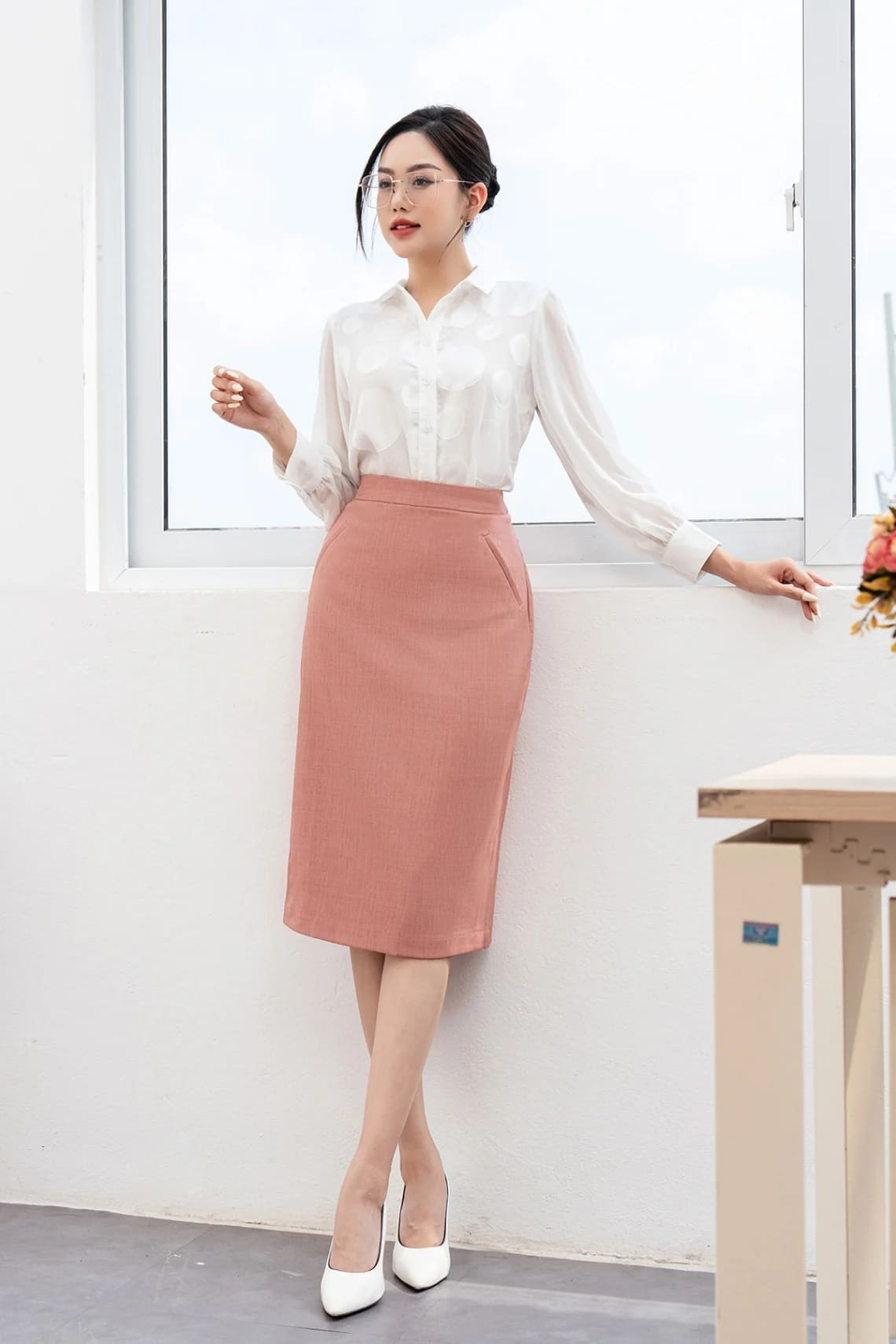 chân váy bút chì tone hồng