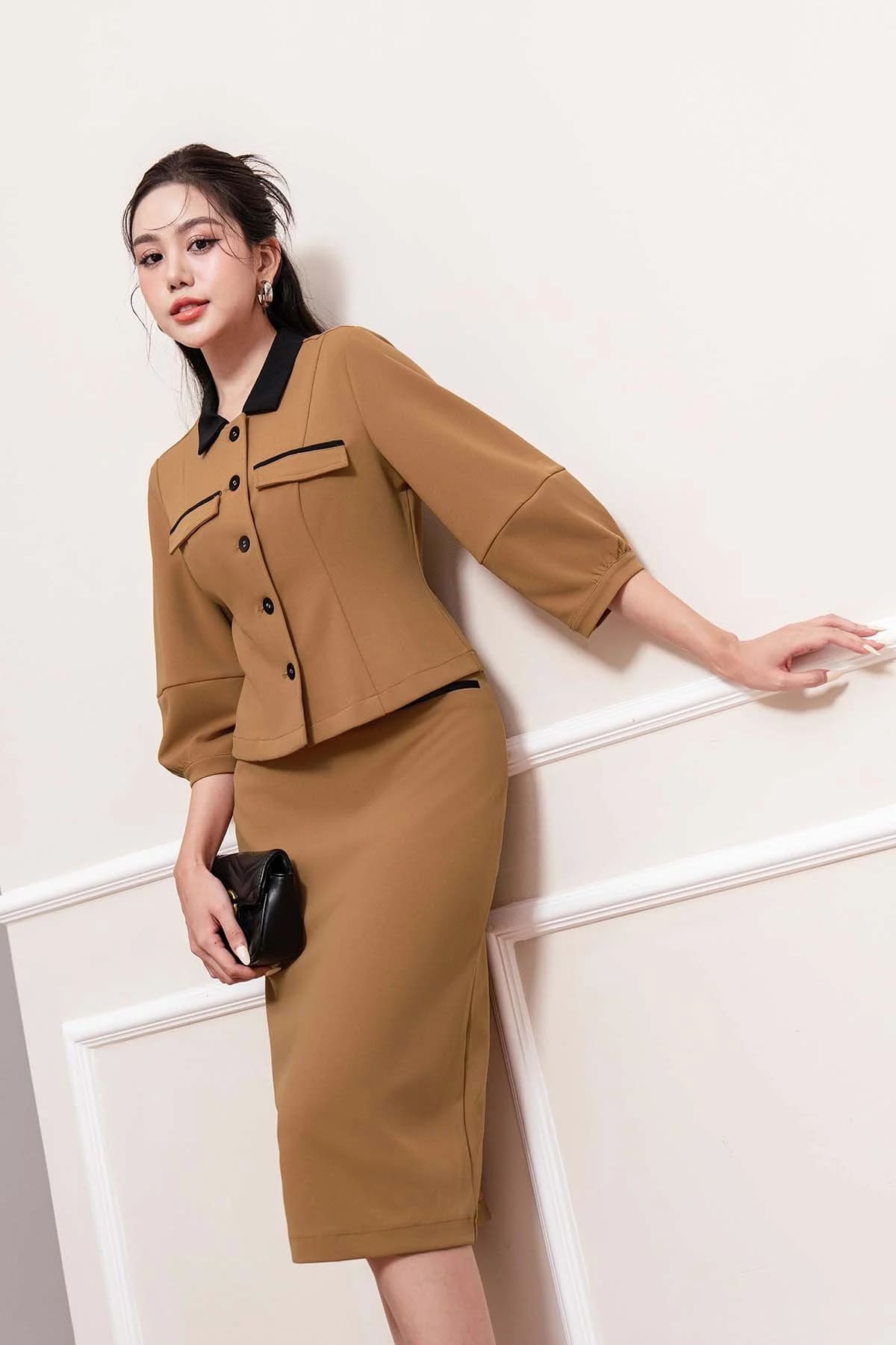 chân váy công sở dài qua gối tone nâu