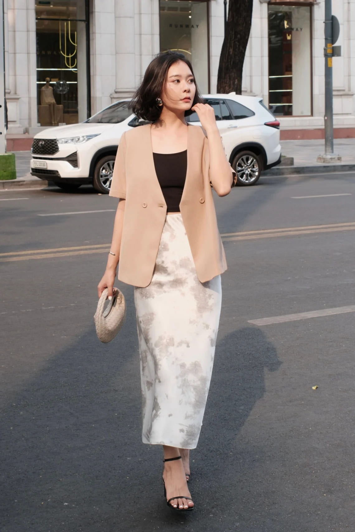 chân váy dài mặc với áo hai dây blazer mùa hè